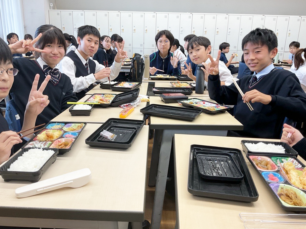 給食を食べる学生