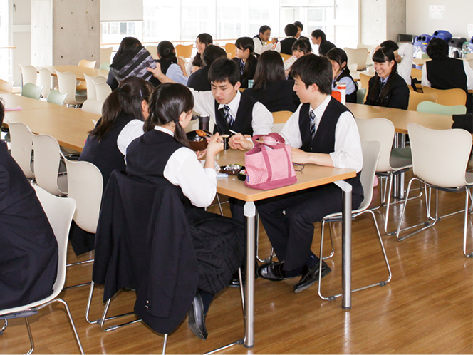 給食を食べる学生